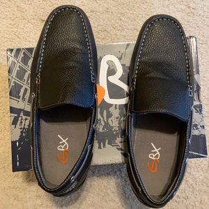 GBX Ludlam black Loafers